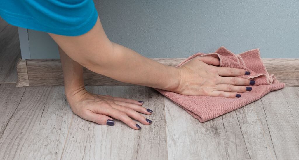 Les secrets pour nettoyer les plinthes et les coins difficiles d'accès de votre maison